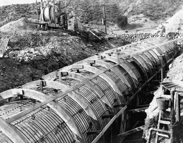 (1909)^ โ View showing Whitney siphon for the L.A. Aqueduct under construction.